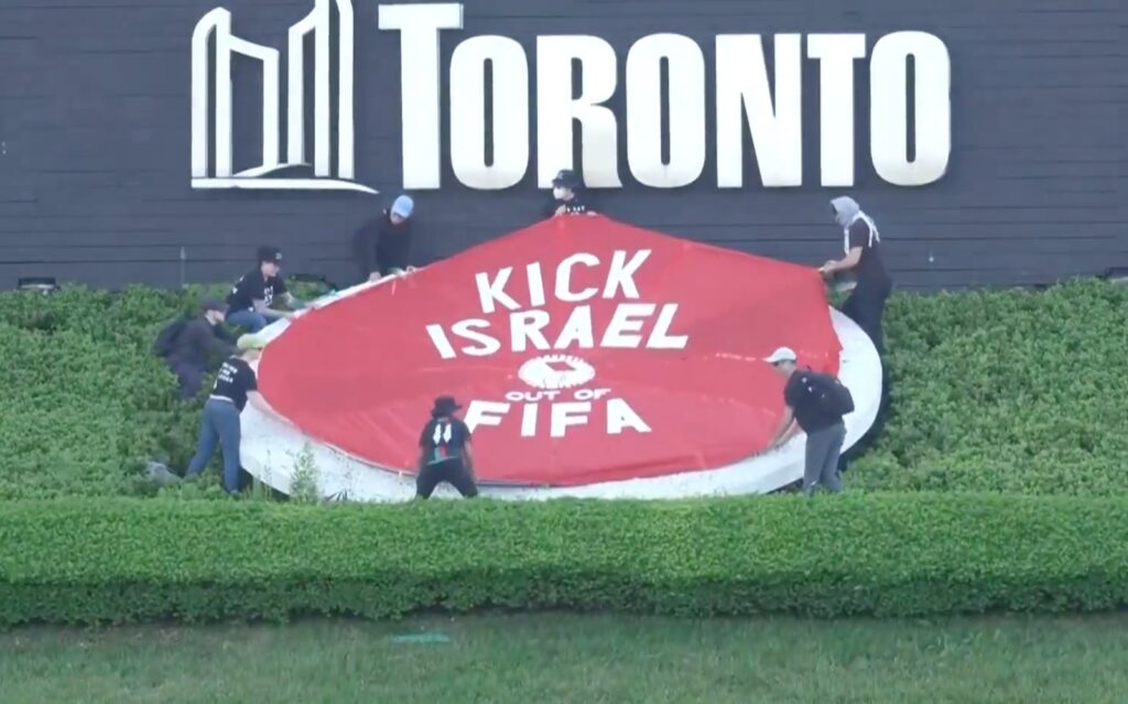 Torcedores da Bósnia e ativistas canadenses pró-Palestina protestam durante Copa do Mundo Torcedores da Bósnia e ativistas canadenses pró-Palestina protestam durante Copa do Mundo