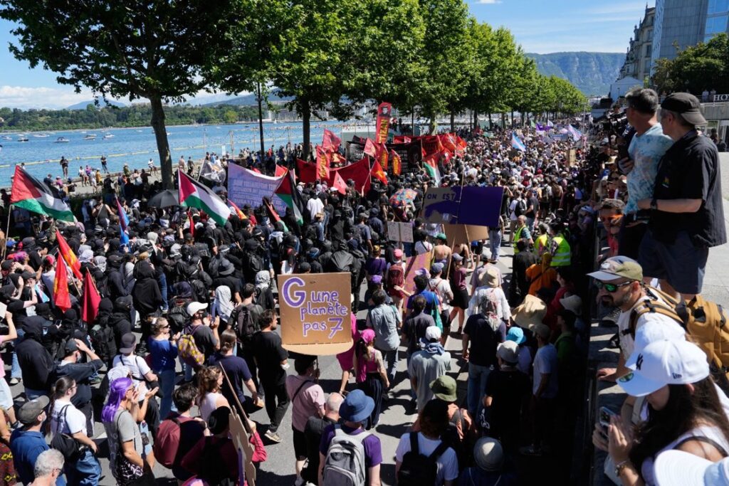 Em Genebra, milhares protestam contra ‘fascismo e imperialismo’ da reunião do G7 Em Genebra, milhares protestam contra ‘fascismo e imperialismo’ da reunião do G7