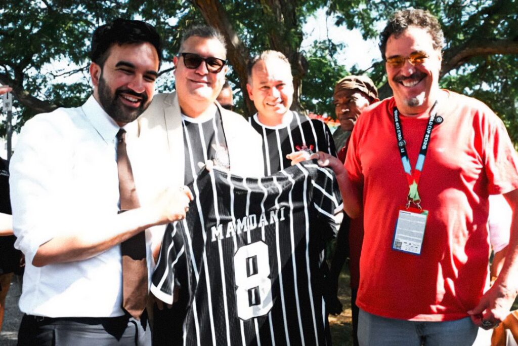 Casagrande presenteia Mamdani com camiseta da Democracia Corinthiana
