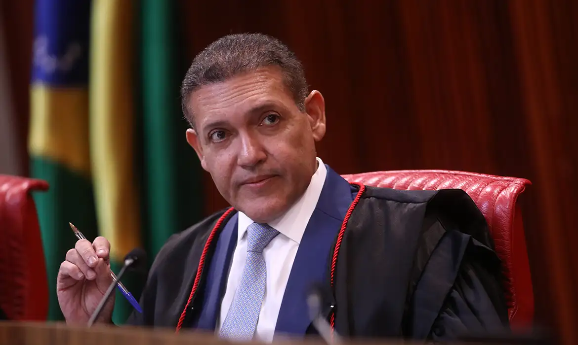 TSE convoca embaixadores para reforçar confiança nas urnas eletrônicas após novas declarações de Flávio Bolsonaro TSE convoca embaixadores para reforçar confiança nas urnas eletrônicas após novas declarações de Flávio Bolsonaro