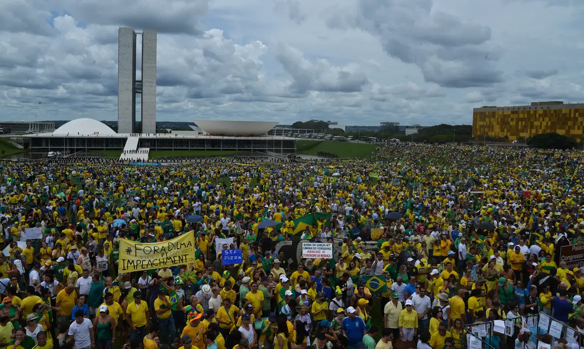 Brasil sai de campo e vai para as urnas: como futebol e política se relacionam? 14 camisa-verde-e-amarela-foi-cooptada-pela-extrema-direita-em-prostestos-por-golpe-contra-presidenta-dilma-rousseff./-foto-jose-cruz/agencia-brasil.-tvt-news