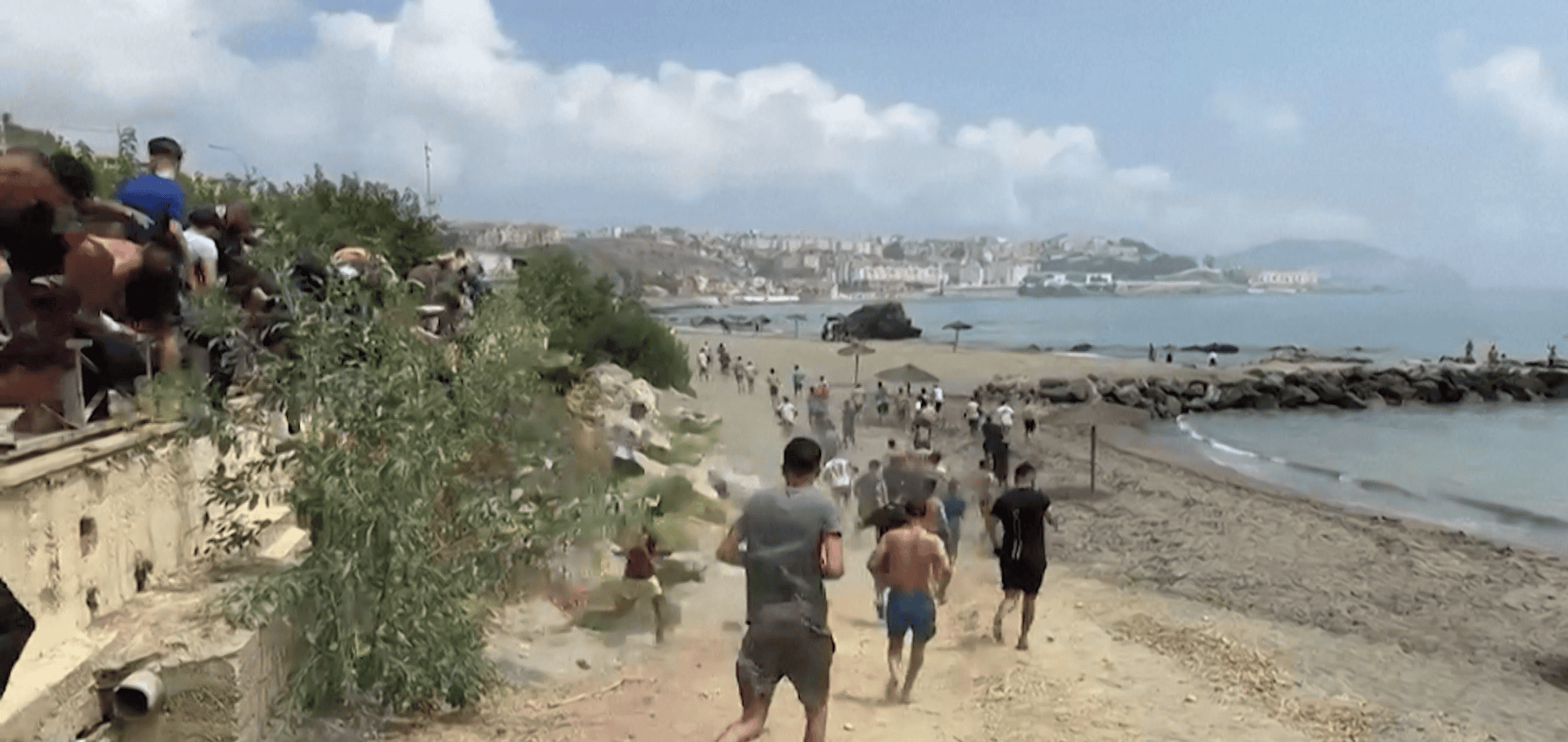 espanha-recebe-cerca-de-50-mil-imigrantes-que-vieram-de-marrocos-em-um-dia-milhares-de-imigrantes-atravessam-a-fronteira-de-ceuta-na-espanha-afp-tvt-news

