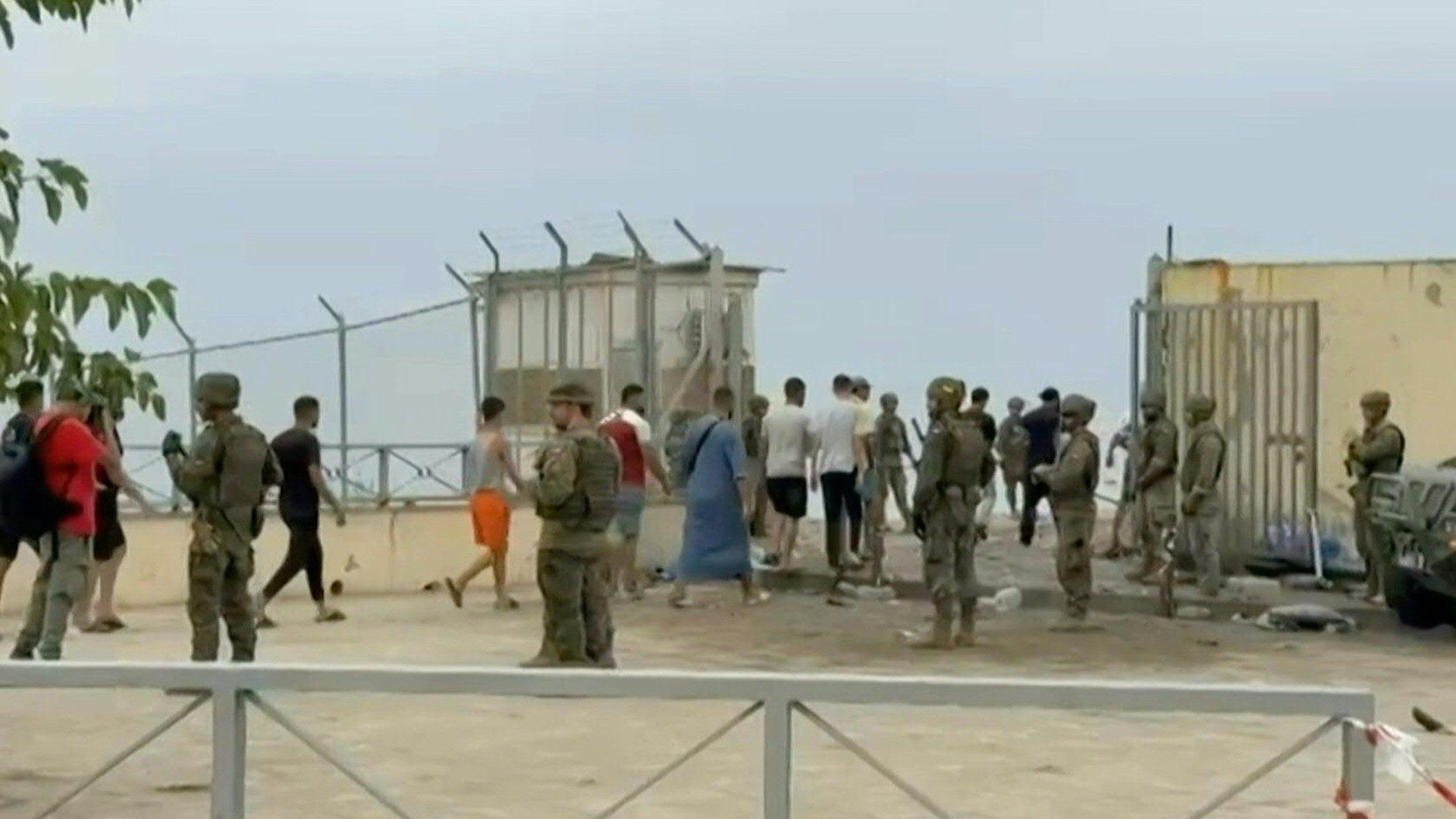 espanha-recebe-cerca-de-50-mil-imigrantes-que-vieram-de-marrocos-em-um-dia-ceuta-migrantes-retornam-ao-marrocos-apos-atravessarem-a-fronteira-com-a-espanha-lucia-diaz-afptv-afp-tvt-news

