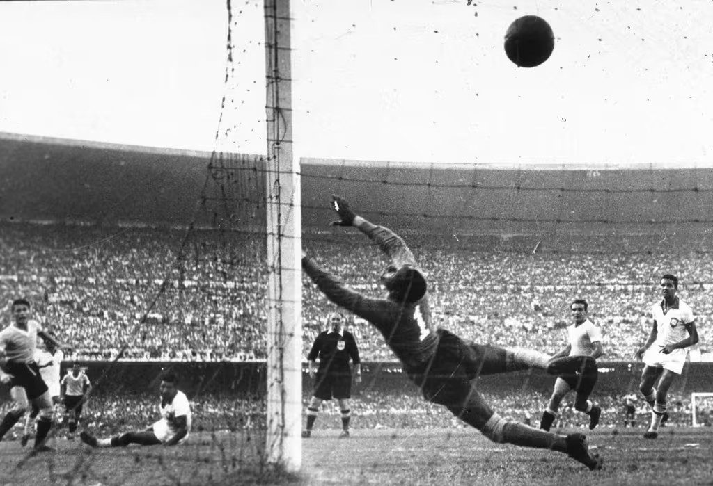 Brasil sai de campo e vai para as urnas: como futebol e política se relacionam? 13 para-fabio-luis-copa-de-1950-foi-vivida-como-uma-tristeza-diferentemente-de-derrota-em-2014-/-foto--fifa