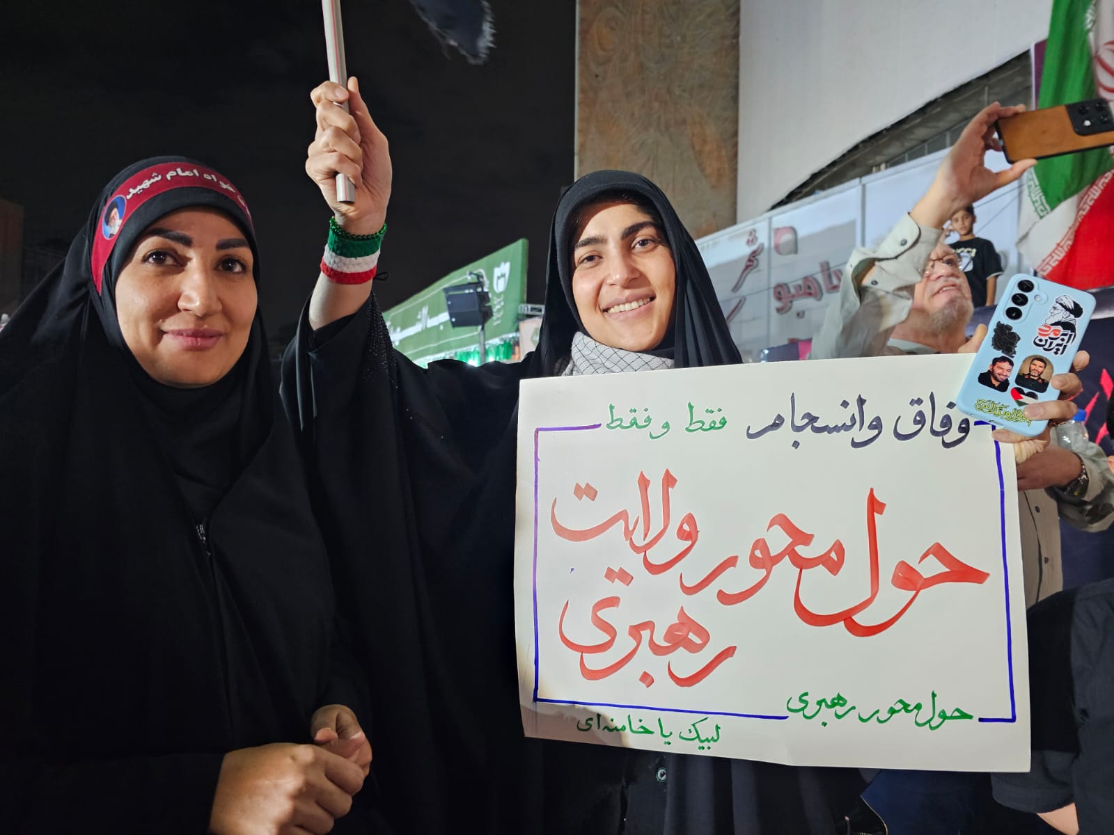Irã: a guerra das crianças 2 ira-a-guerra-das-criancas-criancas-maria-a-dir-e-uma-amiga-durante-as-cerimonias-funebres-do-aiatola-ali-khamenei-foto-laura-capriglione-tvt-news