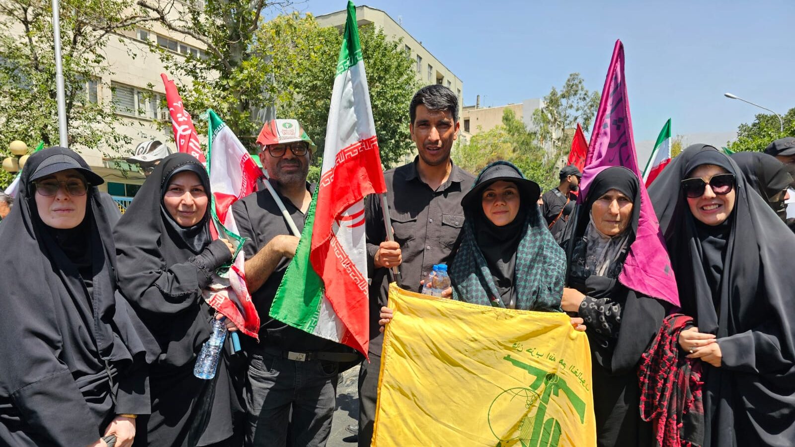 familia-com-a-bandeira-do-hezbollah-milicia-xiita-do-libano-contra-a-invasao-israelense-foto-laura-capriglione-tvt