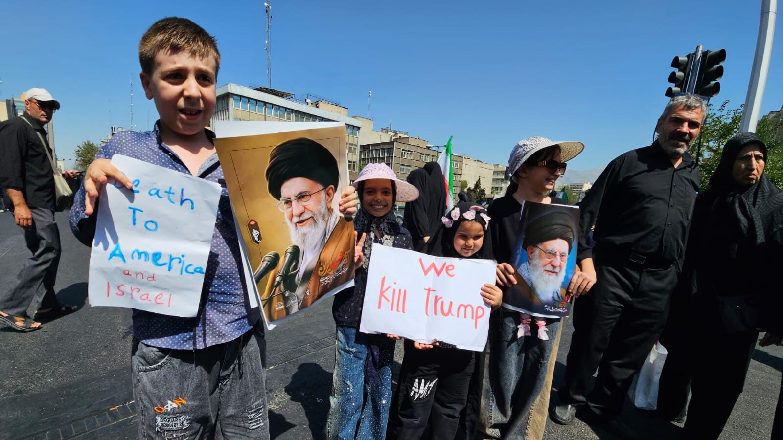 criancas-com-placas-em-protesto-a-donald-trump-e-israel-foto-laura-capriglione-tvt