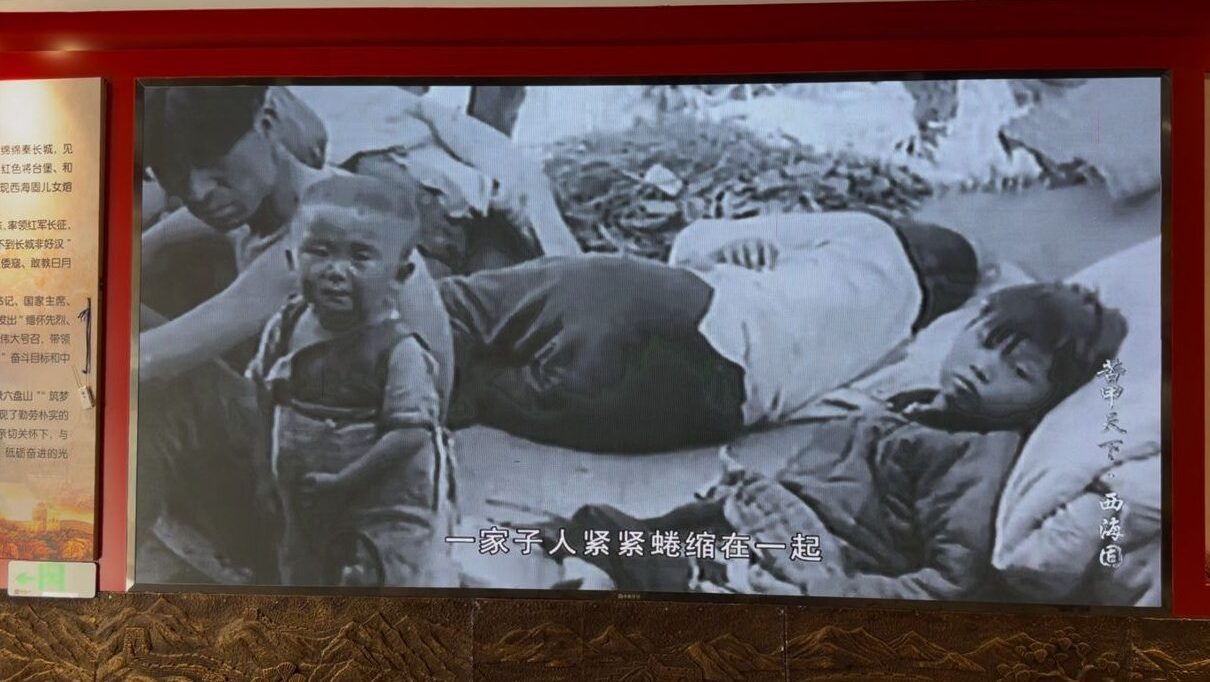 Exclusivo: Como a tecnologia transformou "solo infértil" na horta da China 11 fome-e-miseria-em-ningxia-imagens-documentais-exibidas-no-parque-memorial-de-jiangtaibu-foto-talita-galli-tvt-news