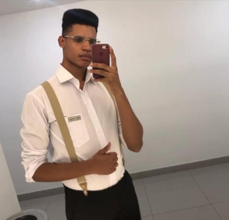 “Só tenho quatro folgas ao mês”, diz o garçom Anderson Santos, que se ressente do pouco tempo que tem para ficar com a sua família. (Foto: arquivo pessoal/Anderson Santos)