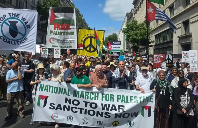 Britânicos marcham contra cumplicidade do Reino Unido ao genocídio em Gaza Britânicos marcham contra cumplicidade do Reino Unido ao genocídio em Gaza