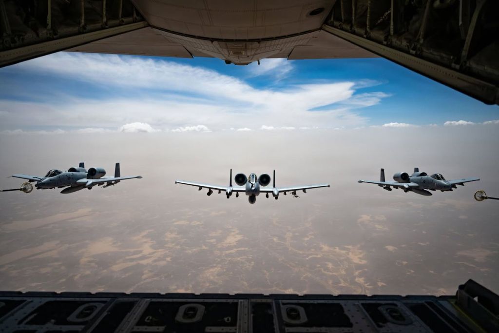 EUA iniciam novos bombardeios contra alvos em regiões costeiras do Irã EUA iniciam novos bombardeios contra alvos em regiões costeiras do Irã