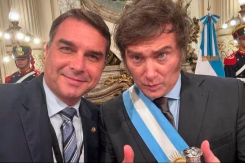 Javier Milei anuncia viagem ao Brasil para apoiar candidatura de Flávio Bolsonaro