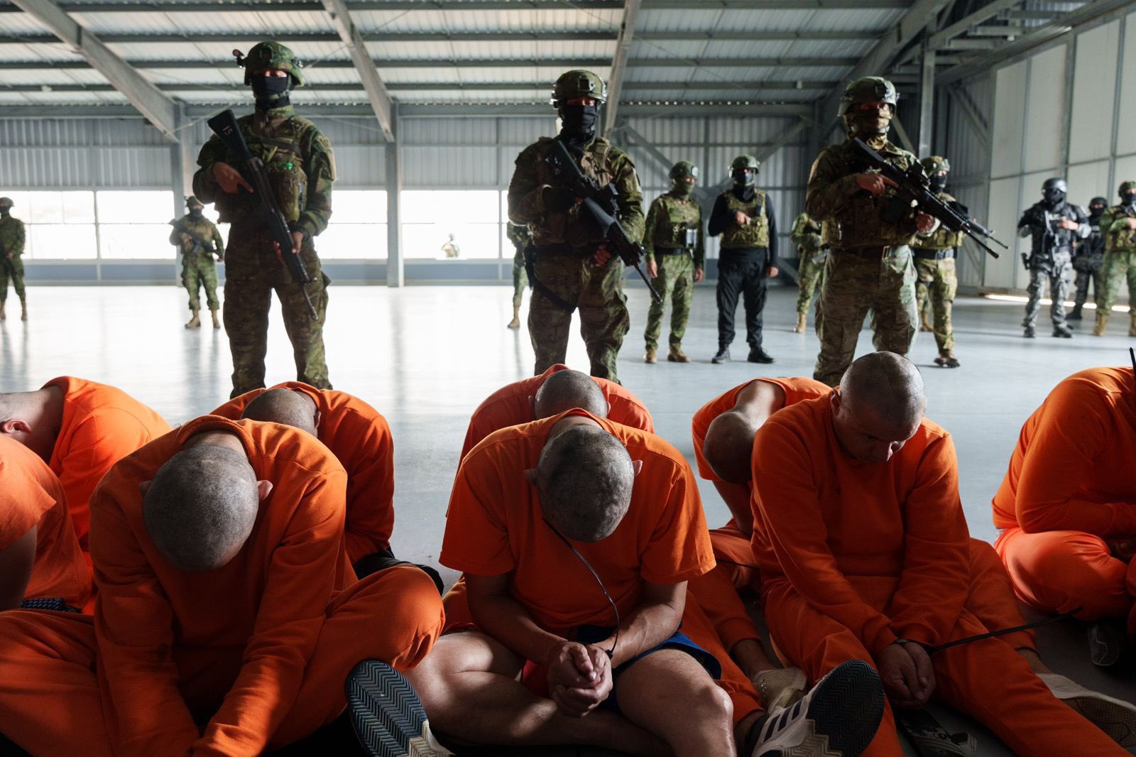 presos em penitenciária no equador