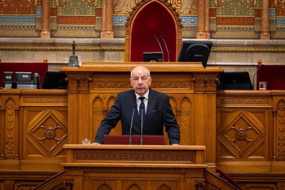 Presidente da Hungria renuncia após reforma constitucional do novo governo Presidente da Hungria renuncia após reforma constitucional do novo governo