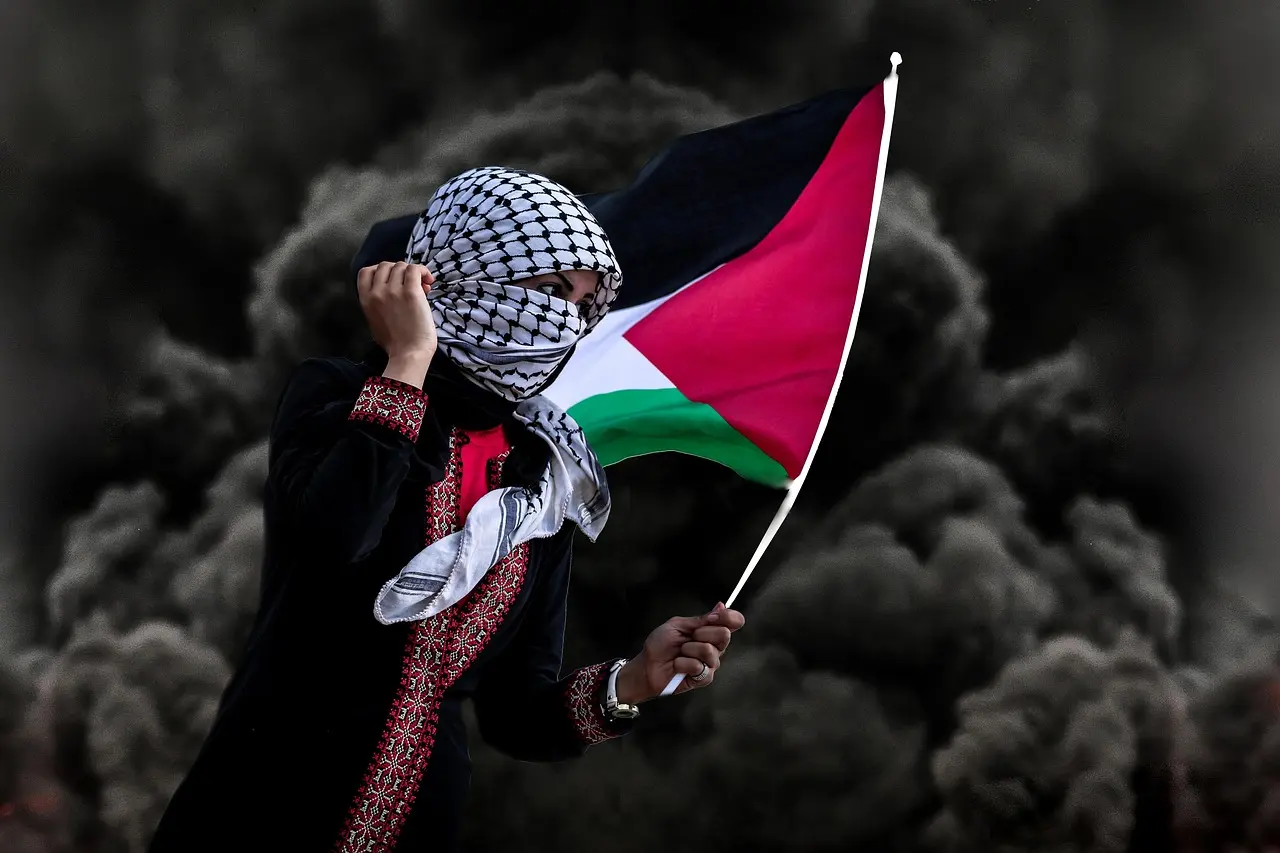 A destruição foi imensa, a tragédia humanitária alcançou níveis sem precedentes e milhares de vidas foram perdidas. Ainda assim, a questão palestina permanece viva, a Resistência continua atuando e a Palestina ocupa hoje um espaço ainda maior na agenda internacional. (Foto: Hosny Salah / Pixabay)