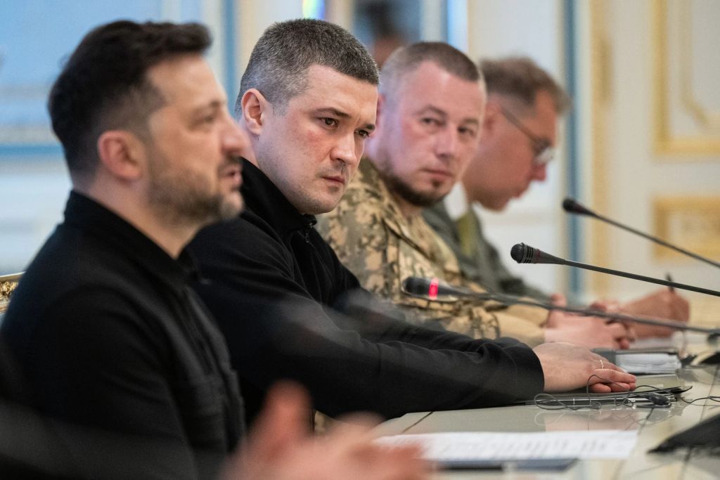 Demissão de ministro da Defesa gera protestos na Ucrânia contra Zelensky