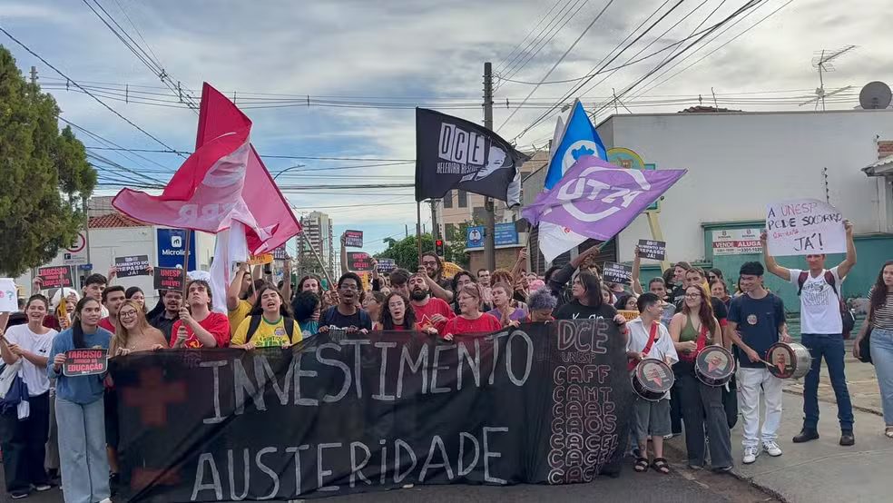 Estudantes da UNESP em greve por mais orçamento