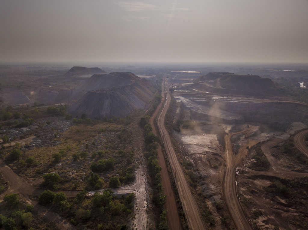 São Paulo, Brasil 12-10-2021 Vista aérea de enorme área de garimpo de ouro próximo à cidade de Poconé, Mato Grosso. Reportagem sobre o aumento da destruição na Amazônia e Pantanal durante o governo Bolsonaro. Roteiro percorrido na região da BR-319, BR-230 Transamazônica, BR-163 e MT-060 Transpantaneira. Imagens: Fernando Martinho.