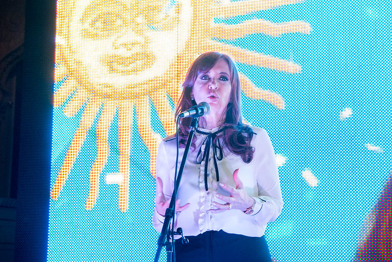 Justiça argentina bloqueia bens de Cristina Kirchner