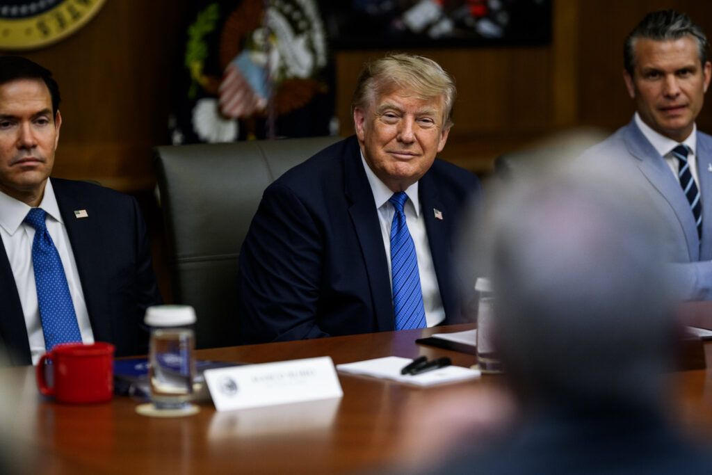 Trump diz que pretende exigir ‘compensações’ do Irã nas futuras negociações Trump diz que pretende exigir ‘compensações’ do Irã nas futuras negociações