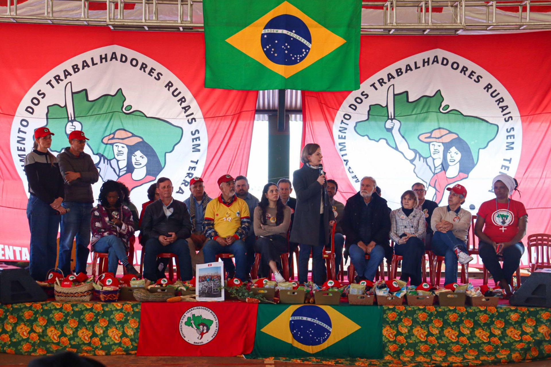 Ato reuniu centenas de militantes Sem Terra, candidatos e parlamentares do campo progressista, no Assentamento 8 de Junho, em Laranjeiras do Sul (PR)