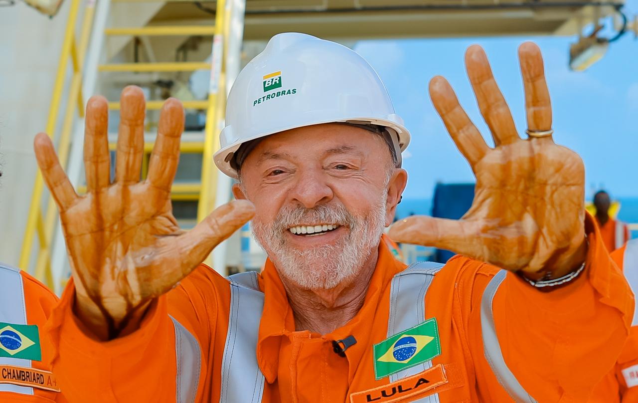 lula-e-alcolumbre-visitam-navio-sonda-da-petrobras-no-amapa-apos-descoberta-de-petroleo-na-margem-equatorial-presidente-da-petrobras-magda-chambriard-recepcionou-comitiva-em-visita-a-sonda-ns-42-que-faz-a-pesquisa-exploratoria-no-poco-morpho-em-aguas-profundas-do-amapa-na-margem-equatorial-brasileira-a-presidente-acompanhou-o-presidente-da-republica-luiz-inacio-lula-da-silva-o-ministro-de-minas-e-energia-alexandre-silveira-a-ministra-da-casa-civil-miriam-belchior-e-o-presidente-do-senado-federal-david-alcolumbre-a-sonda-ns-42-realiza-a-pesquisa-exploratoria-no-poco-morpho-na-margem-equatorial-brasileira-onde-a-petrobras-descobriu-a-presenca-de-hidrocarbonetos-tvt-news