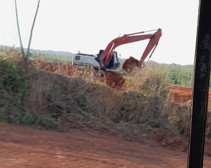Uma das imagens de máquinas de garimpo trabalhando na área pública recebidas pelo Incra e pela AGU (Foto: CPT/Reprodução)
