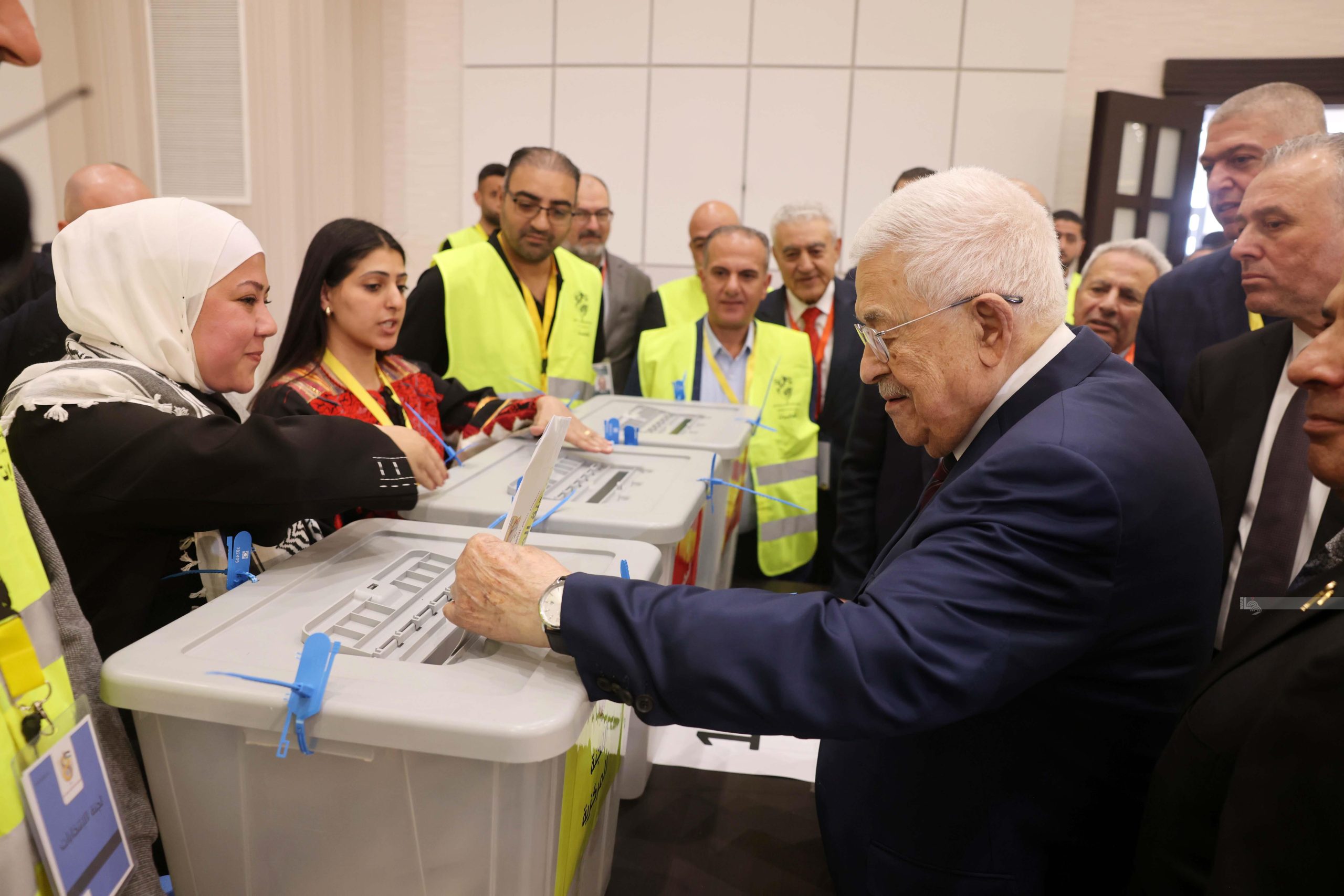 Presidente Abbas vota nas eleições para a liderança do Fatah em Ramallah