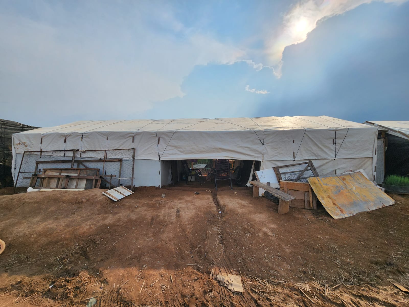 As barracas dos acampados são em lona branca para tentar reduzir o calor abrasador do norte do Mato Grosso (Foto: CPT/Divulgação)