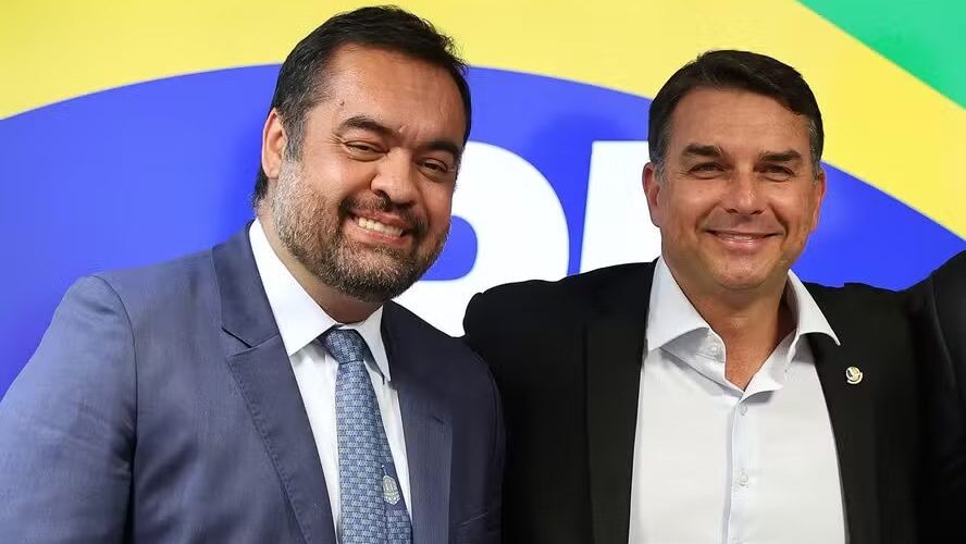 Boulos lança série de vídeos sobre ligação de Flávio Bolsonaro com empresário de bets no RJ 3 vorcaro-paulo-figueiredo-pf-investiga-castro-por-desviar-r-3-bilhoes-da-previdencia-publica-do-rj-para-o-banco-master-claudio-castro-e-investigado-por-desviar-r-3-bilhoes-de-empresa-de-previdencia-para-banco-master-flavio-bolsonaro-e-castro-em-evento-reproducao-tvt-news-loterj