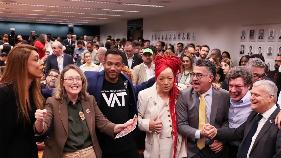 Atos pelo fim da escala 6x1 acontecem em todo o país nesta segunda 3 lula-e-hugo-motta-fecham-acordo-para-acelerar-fim-da-escala-6x1-fim-da-escala-6x1-jornada-de-trabalho-6-x-1-comissao-vota-parecer-sobre-pec-do-fim-da-escala-6x1-relatorio-parecer-pec-reuniao-da-comissao-especial-da-camara-sobre-o-fim-da-escala-6x1-para-discutir-e-votar-o-parecer-do-relator-deputado-leo-prates-tvt-news