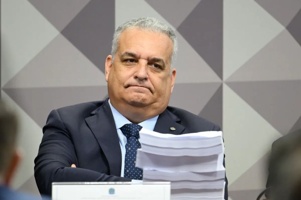 Flávio Bolsonaro anuncia como vice político acusado por estupro de menor