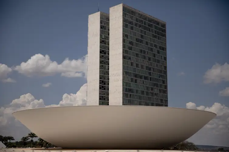 Avanço da IA corrói financiamento do jornalismo profissional no Brasil
