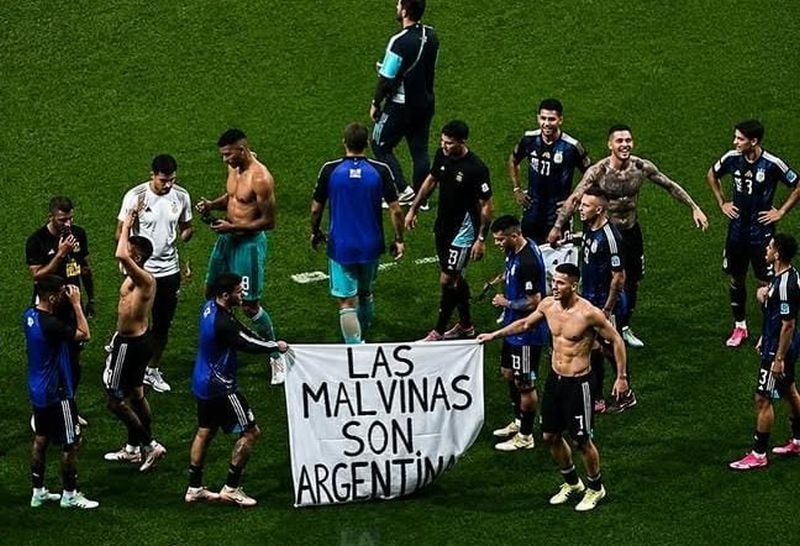 FIFA pune Argentina por faixa sobre Malvinas e racismo da torcida na Copa