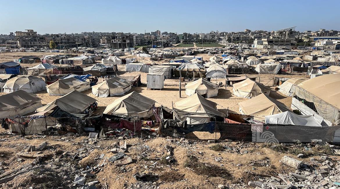 Pessoas deslocadas, incluindo órfãos, vivem em condições humanitárias precárias e carentes de itens de primeira necessidade no campo de Bureij, na região central da Faixa de Gaza