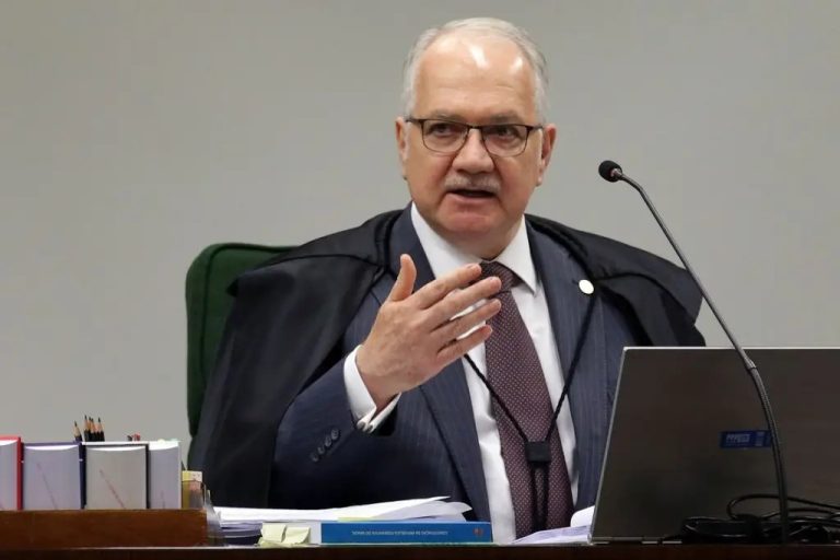 Fachin defende fim do inquérito das fake news e promete resposta à crise no STF