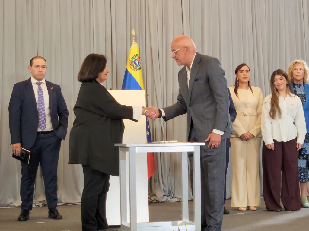 Venezuela negocia transferência de 31 toneladas de ouro para EUA Venezuela negocia transferência de 31 toneladas de ouro para EUA