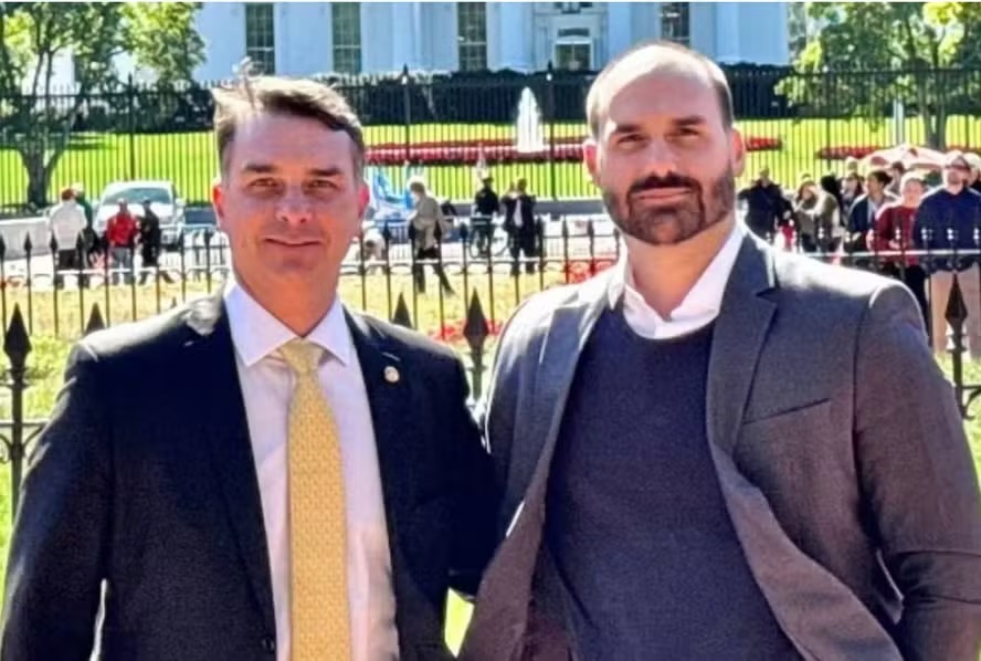 Irmãos Bolsonaro pediram reunião com Vorcaro no dia da mudança de Eduardo aos EUA