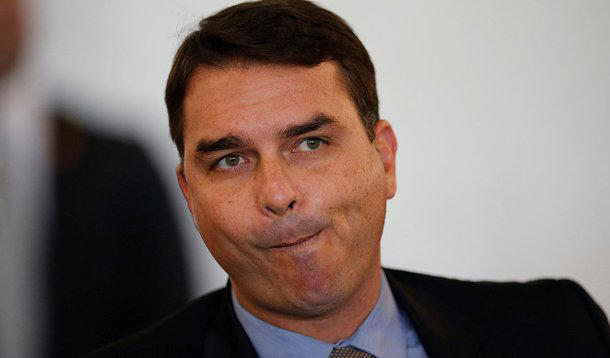 PF põe em xeque versão de Flávio Bolsonaro sobre fundo nos EUA e ‘Dark Horse’