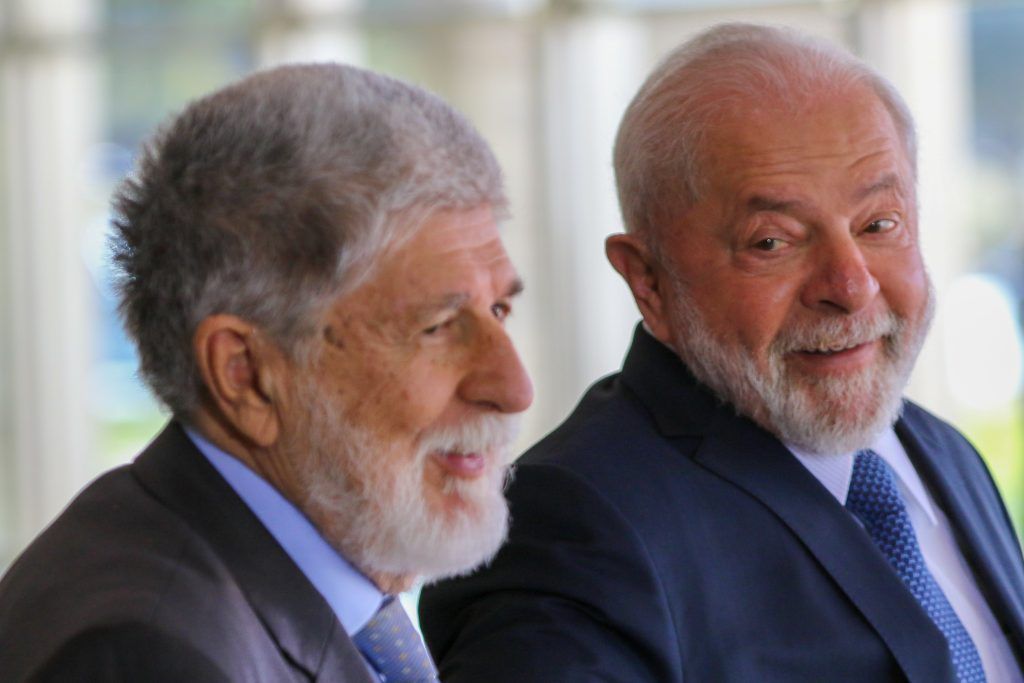 Amorim recebe opositores de Milei para normalizar relações entre Brasil e Argentina Amorim recebe opositores de Milei para normalizar relações entre Brasil e Argentina