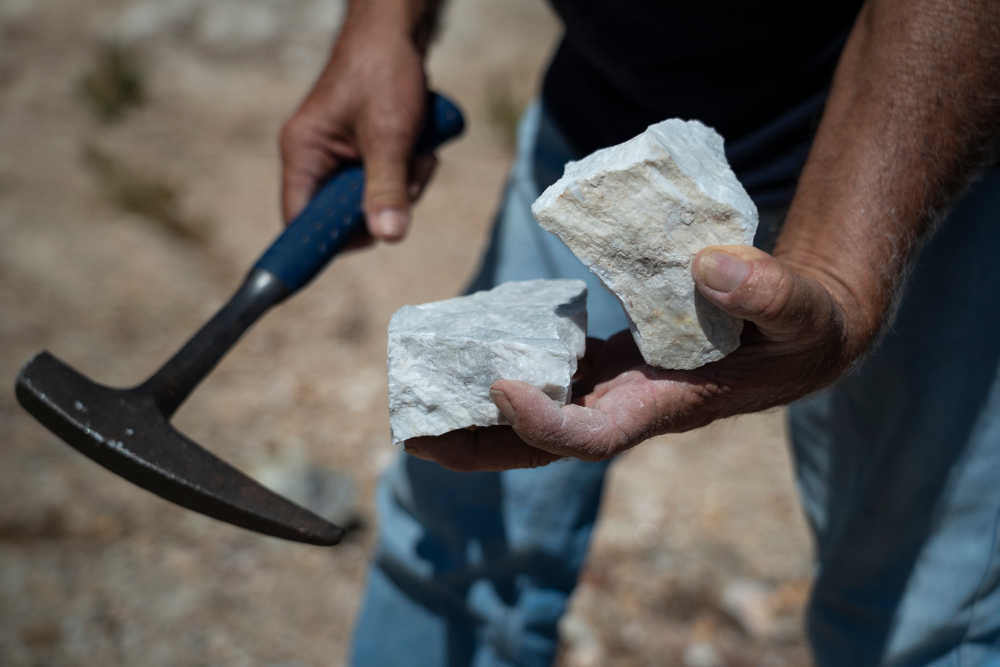 Na cidade de Solonópole, no sertão do Ceará, a presença do lítio vem atraindo mineradoras globais à região e mexendo no dia-a-dia da cidade de apenas 18 mil habitantes. Mineração ainda não começou e está em fase de pesquisas. Minério é usado na fabricação de baterias de celular e carros elétricos. Pedidos de pesquisa e exploração do metal quadriplicam no Brasil em um ano (Foto: Fernando Martinho/Repórter Brasil)