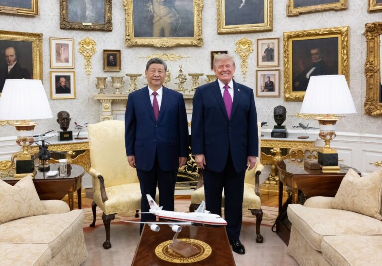O presidente chinês Xi Jinping realiza encontros em pequenos grupos com o presidente dos EUA, Donald Trump, no Salão Oval