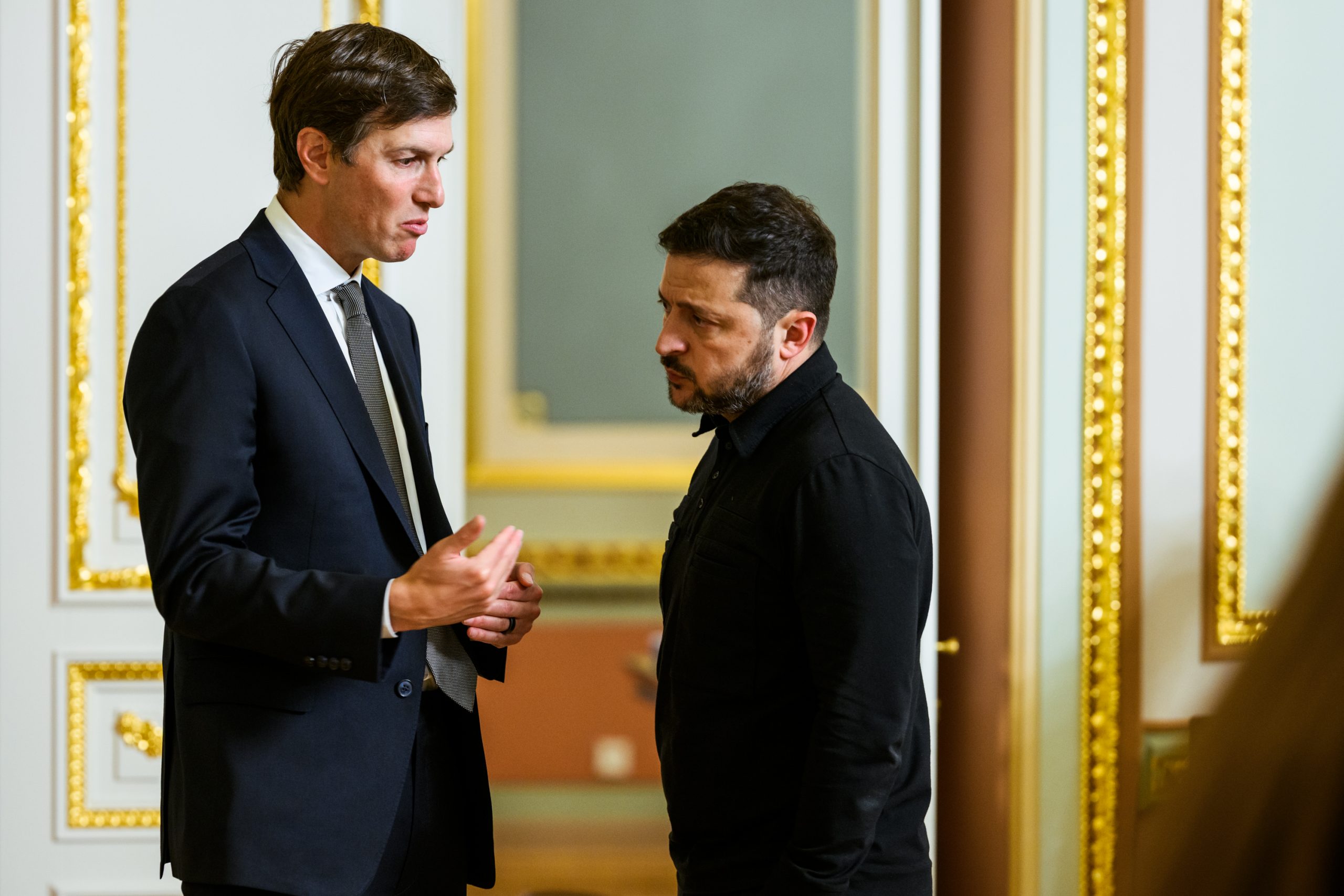 O enviado especial dos EUA, Steve Witkoff, e Jared Kushner se reúnem com o presidente ucraniano Volodymyr Zelenskyy no Palácio Mariinsky, em Kiev, Ucrânia, no domingo, 6 de setembro de 2026, para dar continuidade ao diálogo com o objetivo de pôr fim à guerra entre Rússia e Ucrânia. (Foto oficial da Casa Branca por Daniel Torok)