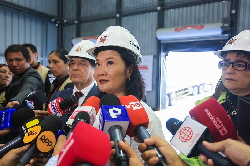 Keiko Fujimori proíbe cabelo comprido, maquiagem e unhas pintadas nas escolas públicas do Peru Keiko Fujimori proíbe cabelo comprido, maquiagem e unhas pintadas nas escolas públicas do Peru