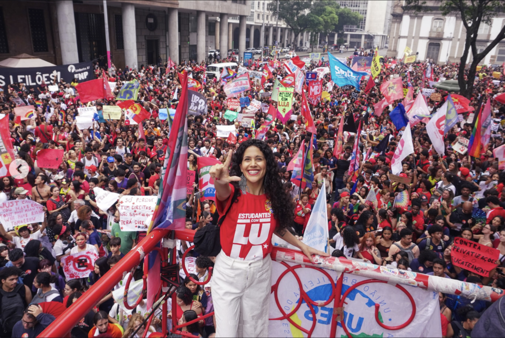 Estudantes ocupam universidades e ruas em mobilização nacional por Lula Estudantes ocupam universidades e ruas em mobilização nacional por Lula