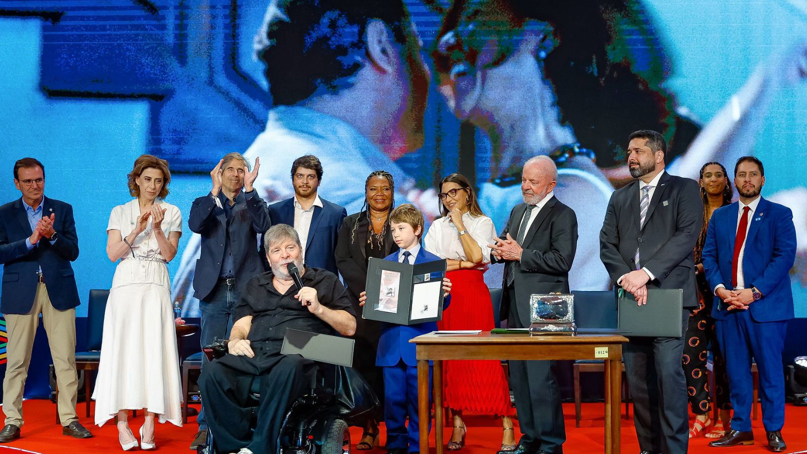 Adeus Oscar? Partido de Flávio Bolsonaro quer a extinção da Ancine 5 presidente-lula-lanca-selo-correios-celebracao-trajetoria-eunice-paiva-selo-recebido-filho-eunice-ainda-estou-aqui-marcelo-rubens-paiva-joaquim-paiva-ancine