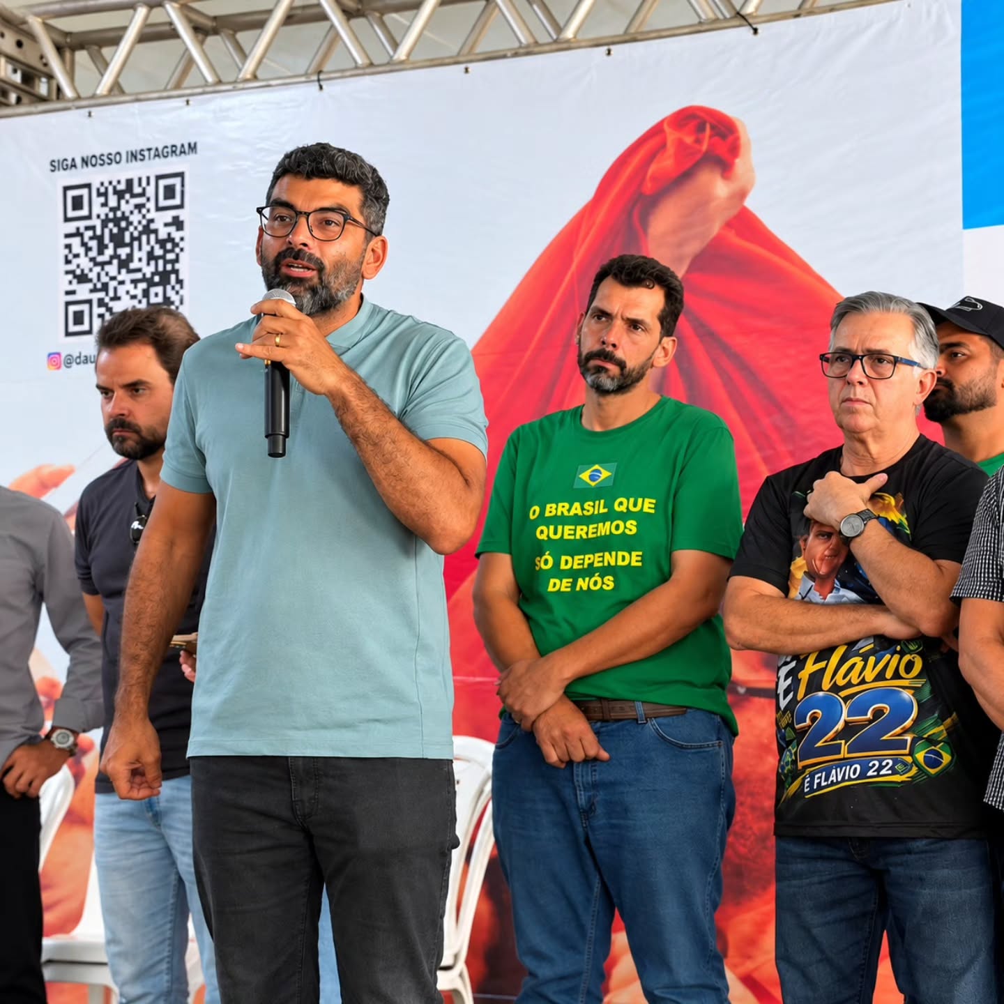 O “advogado do agro” Vinícius Borba, de verde ao fundo, acompanha fala do governador eleito do Pará, Dr. Daniel. Ao publicar a foto, Borba escreveu na legenda: “Meu patrão” (Foto: Reprodução/ Instagram)