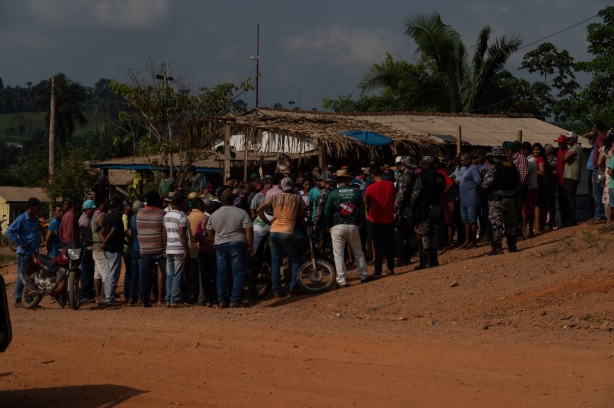 De camisa rosa e de costas, Vinícius Borba fala aos ocupantes irregulares da Terra Indígena Apyterewa, no Pará, durante a resistência à operação federal de desintrusão, em 2023. Na ocasião, fazendeiros abateram cinco bois e promoveram um churrasco de quatro dias para alimentar os moradores contrários à retirada (Foto: Fernando Martinho/Repórter Brasil)