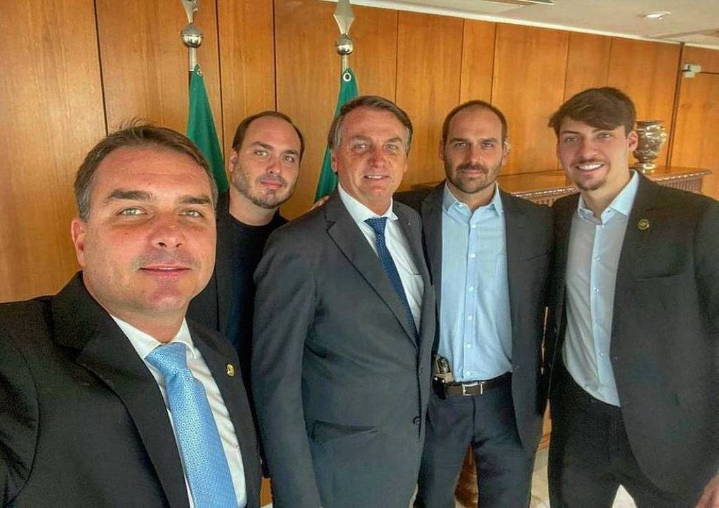 ‘Casa Bolsonaro’: Flávio pode consolidar dinastia política no Brasil, diz Guardian ‘Casa Bolsonaro’: Flávio pode consolidar dinastia política no Brasil, diz Guardian