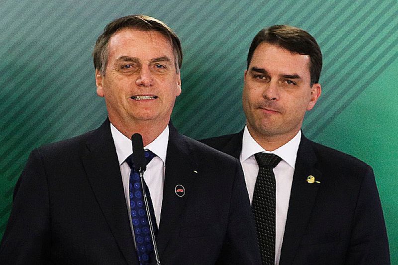 Guardian: promessa de redemocratizar Brasil é mais um golpe de Estado do clã Bolsonaro